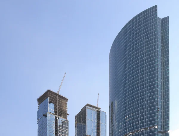 Felhőkarcoló fejleszteni égbolt háttér — Stock Fotó