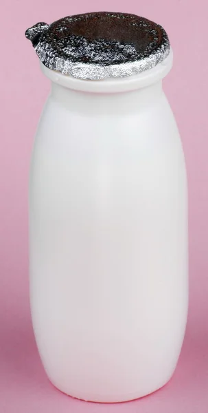 ピンクの背景に白のボトル — ストック写真