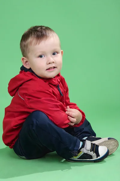 Pojke i en röd jacka — Stockfoto