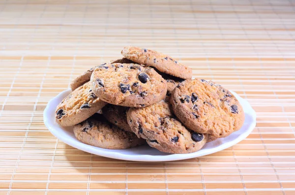 Süße Kekse auf dem Teller — Stockfoto