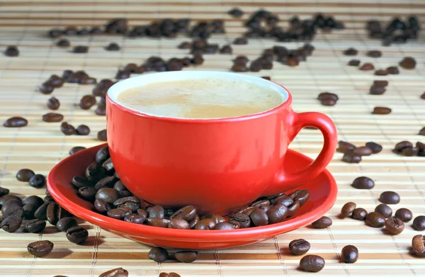 Чашка кофе с жареными бобами — стоковое фото
