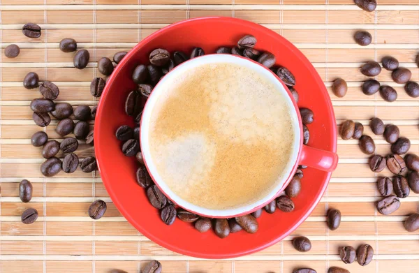 Xícara de café com feijão torrado — Fotografia de Stock
