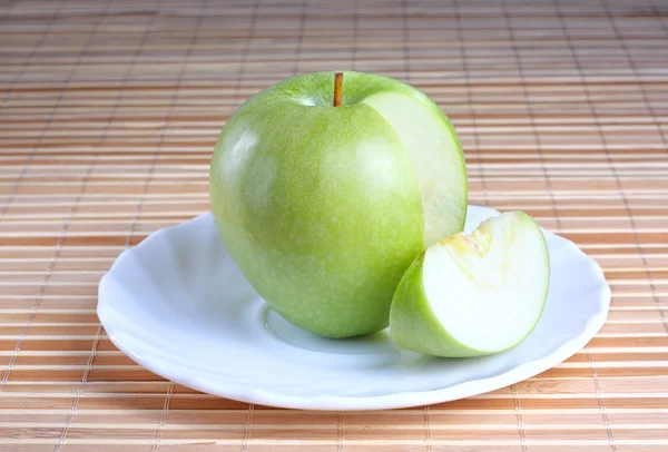 Apple on the plate — Stock Photo, Image