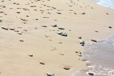 Taşlar arasında plajda ayak izleri