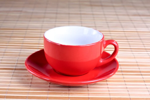 Leere rote Tasse auf dem Teller — Stockfoto