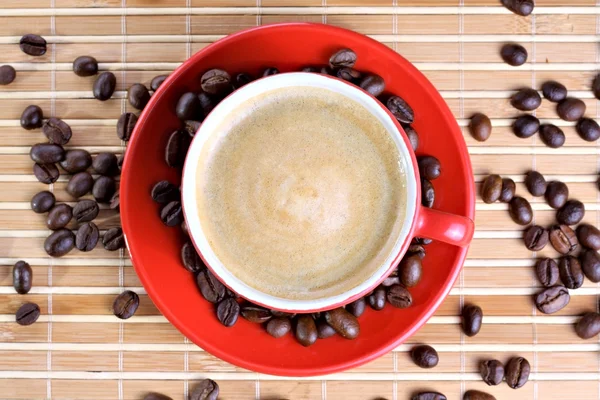Tasse de café aux grains torréfiés — Photo