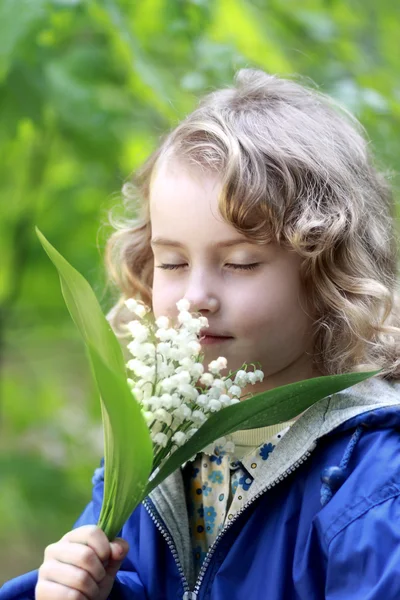 Mooi meisje met een boeket van bloemen — Stockfoto