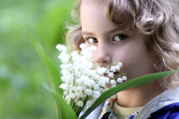 可爱的女孩一束鲜花 — 图库照片