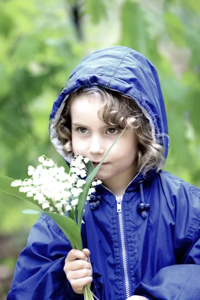 Piękne dziewczyny z bukietem kwiatów — Zdjęcie stockowe