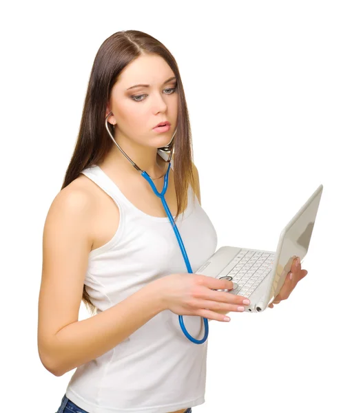 Ung flicka med laptop och stetoskop — Stockfoto