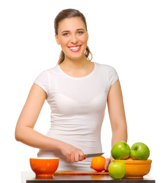 Молодая улыбающаяся женщина с фруктами — стоковое фото