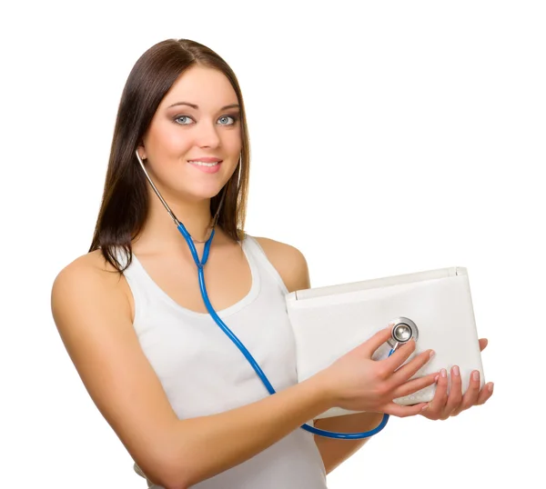 Ung kvinna lyssna laptop av stetoskop — Stockfoto