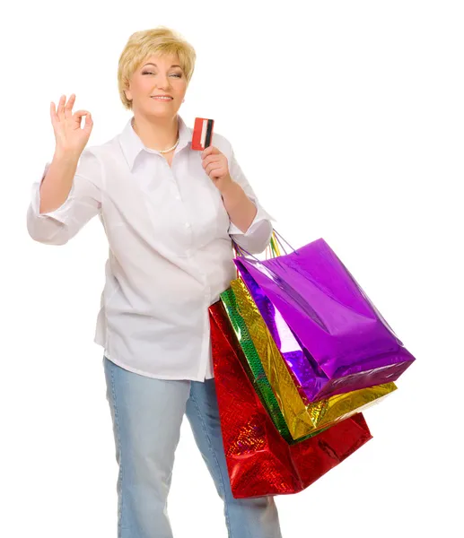 Старшая женщина с сумками и кредитной картой — стоковое фото