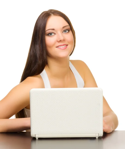 Giovane ragazza con computer portatile — Foto Stock