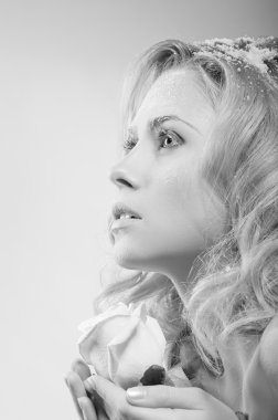 karlı bir cilt genç güzel kadın