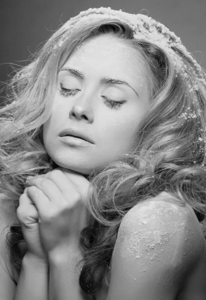 Ung vacker kvinna med snöiga hud — Stockfoto