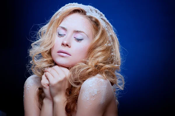Junge schöne Frau mit schneebedeckter Haut — Stockfoto