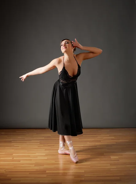 Молодая балерина — стоковое фото