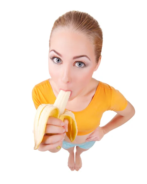 Junge lächelnde Frau isst Banane — Stockfoto