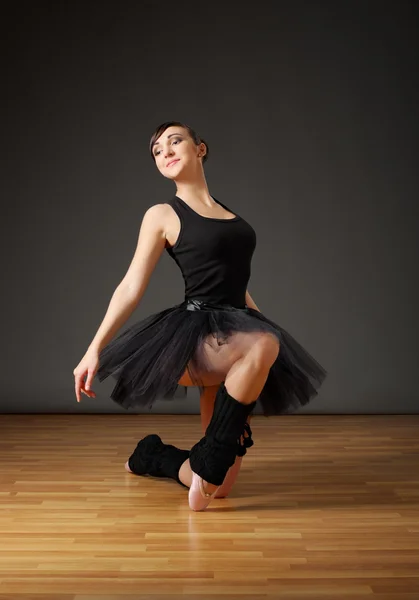 Jeune ballerine en costume noir — Photo