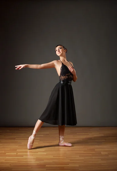 Bailarina em traje preto — Fotografia de Stock
