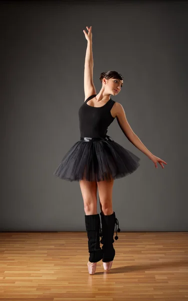 Bailarina en traje negro — Foto de Stock