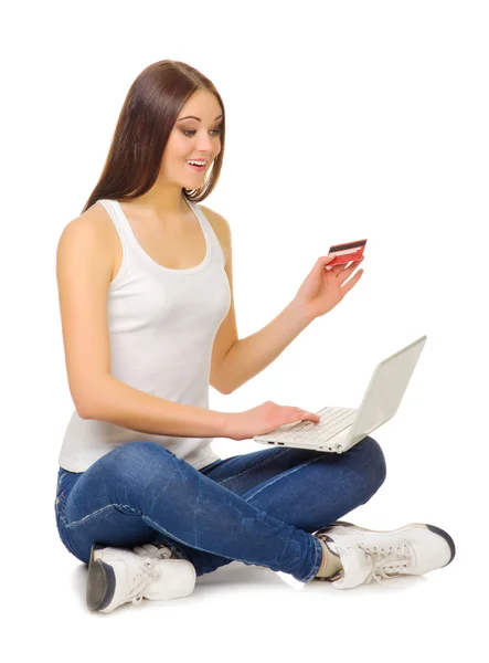 Jovem com laptop e cartão de crédito — Fotografia de Stock