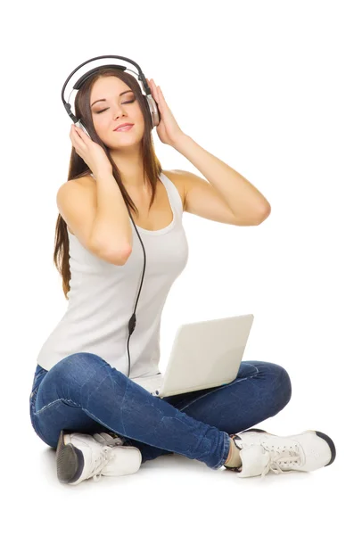 Jeune fille écouter de la musique par écouteurs — Photo