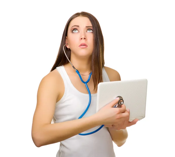 Młoda dziewczyna słuchania laptopa przez stetoskop — Zdjęcie stockowe