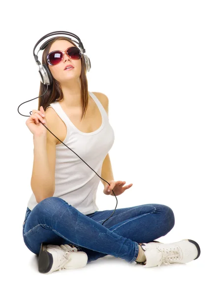 Jong meisje luisteren muziek door hoofdtelefoon — Stockfoto