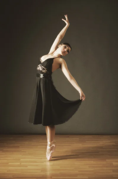 Jonge dansende ballerina — Stockfoto
