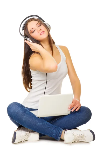 Chica joven escuchar música por los auriculares — Foto de Stock