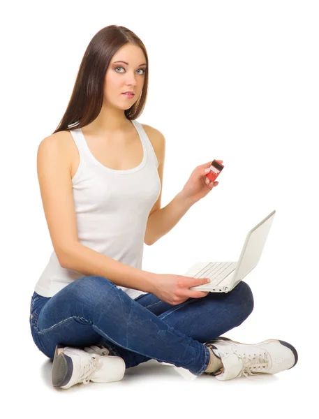 Девушка с ноутбуком и кредитной картой — стоковое фото