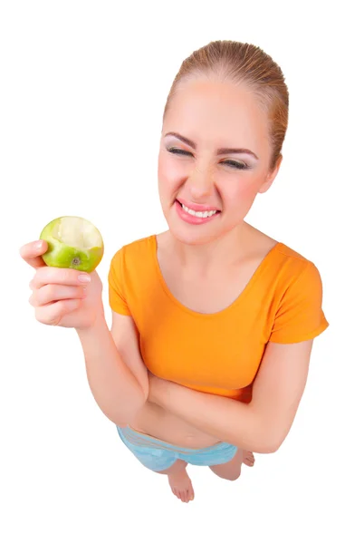Молодая смешная девушка с яблоком — стоковое фото