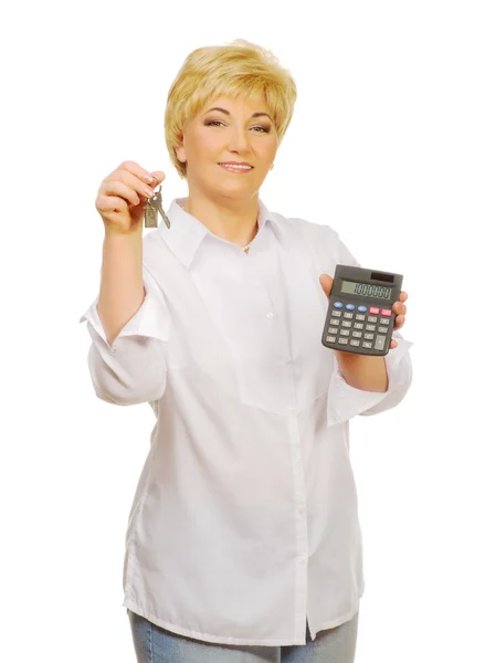 Femme âgée avec calculatrice et clés — Photo