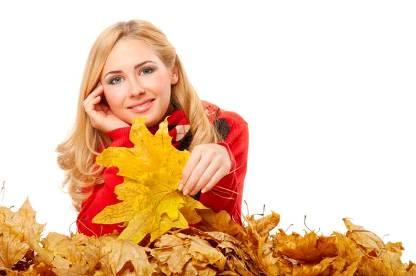 Giovane donna con foglie d'autunno — Foto Stock