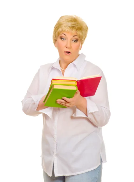 Mulher idosa surpreso com livros — Fotografia de Stock