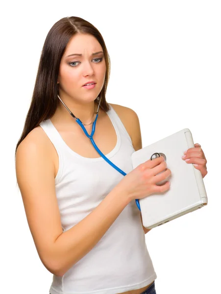 年轻的女孩听的笔记本电脑，听诊器 — 图库照片