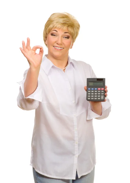 Старшая женщина с калькулятором — стоковое фото
