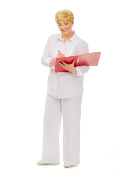 Šťastný starší žena s Poznámkový blok — Stock fotografie
