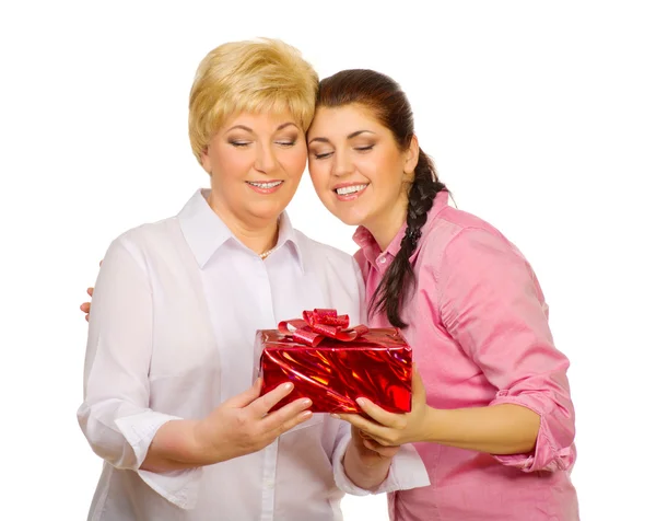 Dotter att ge gåva till sin mamma — Stockfoto
