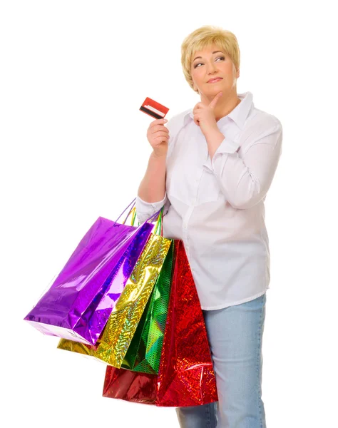 Счастливая пожилая женщина с сумками и кредитной картой — стоковое фото