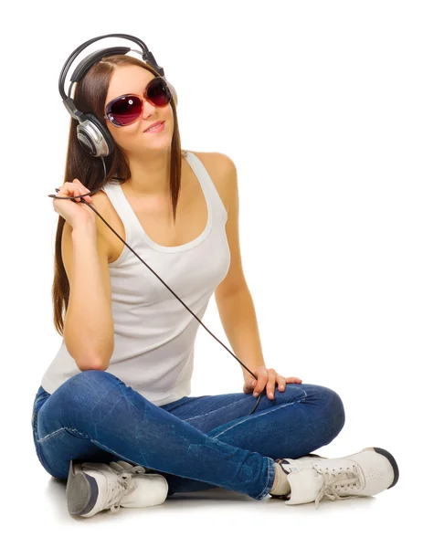 Jong meisje luisteren muziek — Stockfoto