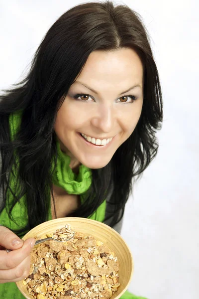 Brünette Frau beim Frühstück Müsli — Stockfoto