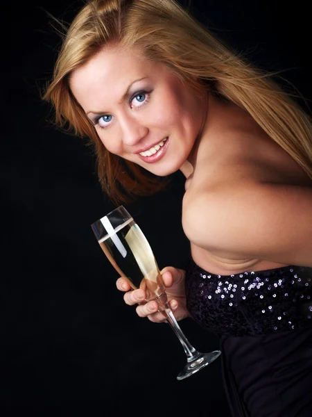 Jeune femme avec champagne sur fond sombre — Photo