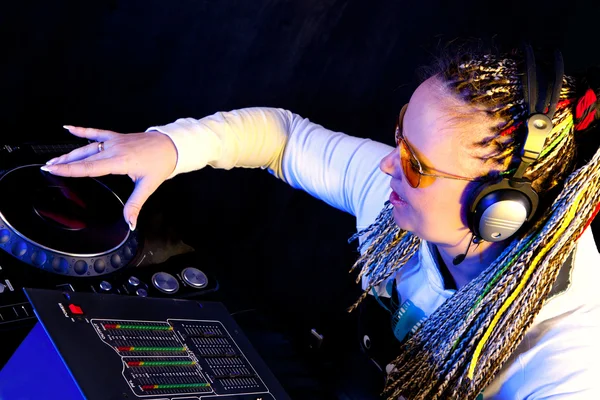 DJ γυναίκα που παίζει μουσική — Φωτογραφία Αρχείου