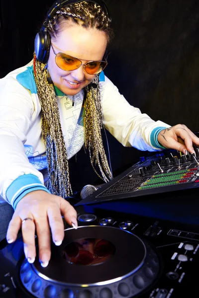 Kobieta DJ gra muzyka — Zdjęcie stockowe