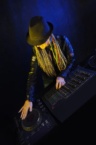 DJ ženská přehrávání hudby — Stock fotografie