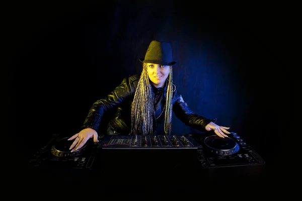 DJ kvinna spelar musik Stockbild