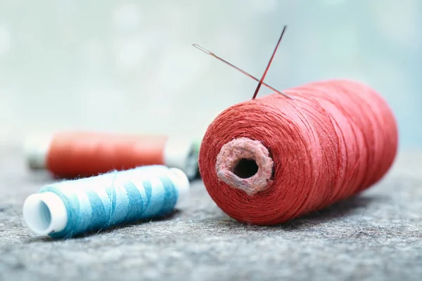 Швейные катушки — стоковое фото